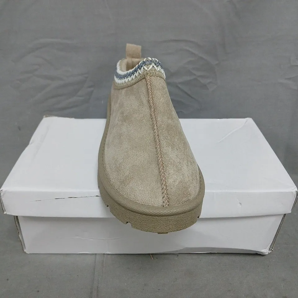 BOXED PAIR OF UNBRANDED SHOES IN LIGHT TAUPE SIZE 6