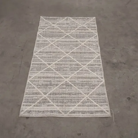QUALITY DESIGNER AREA RUG - APPROXIMATELY 140 x 77cm