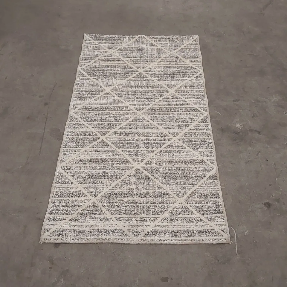 QUALITY DESIGNER AREA RUG - APPROXIMATELY 140 x 77cm