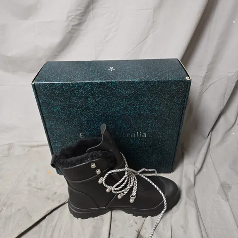 BOXED EMU AUSTRALIA BLACK WINTER BOOT WITH FUR LINING - UK SIZE 7