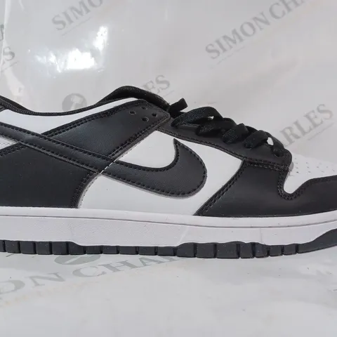 BOXED PAIR OF NIKE TRAINERS IN BLACK/WHITE UK SIZE 7