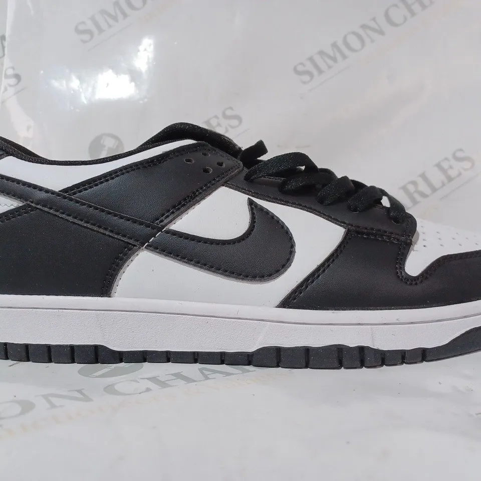 BOXED PAIR OF NIKE TRAINERS IN BLACK/WHITE UK SIZE 7