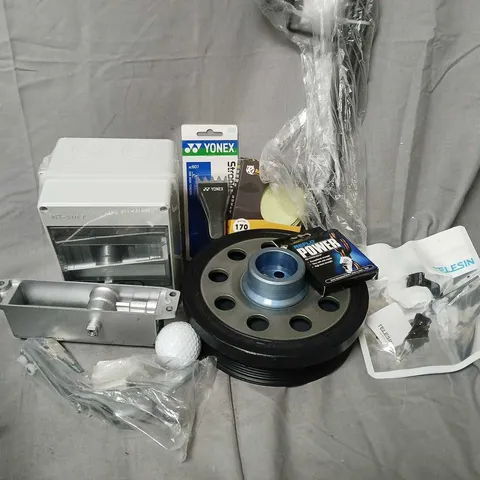 APPROXIMATELY 12 ASSORTED HOUSEHOLD ITEMS TO INCLUDE GOLFBALLS, HANDLES, STRONG STRING CLIP BADMINTON, ETC