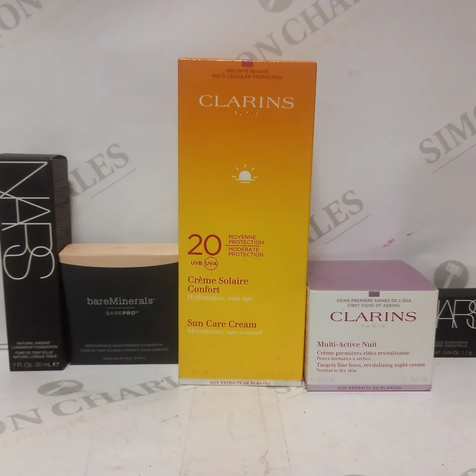 BOX OF APPROX 25 HEALTH AND BEAUTY ITEMS TO INCLUDE - NARS LOUNGWEAR FOUNDATION - NARS SINGLE EYESHADOW - CLARINS SUN CARE CREAM UVA 20 ECT