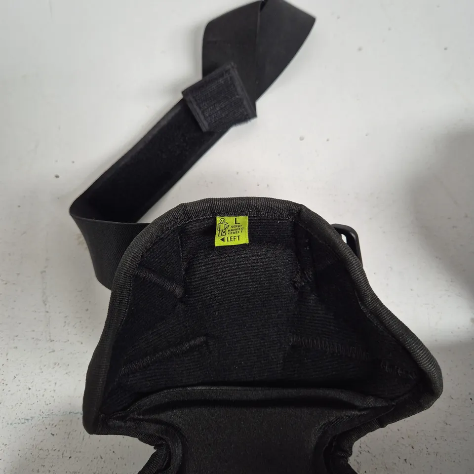 KNEE PADS / KNEE GUARDS (PAIR) — BLACK, PROTECTIVE SPORTS GEAR