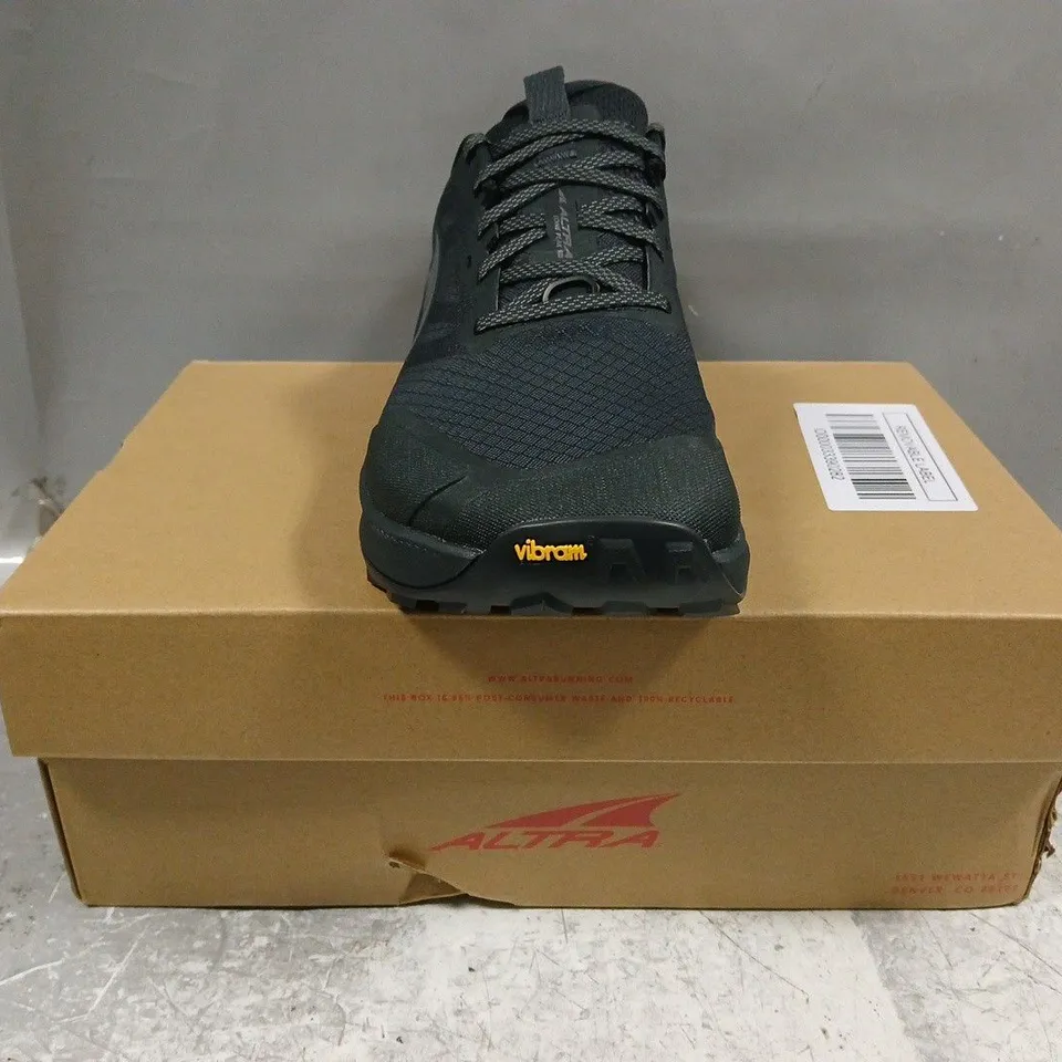 BOXED PAIR OF ALTRA MEN'S LONE PEAK SHOES IN BLACK SIZE UK 9
