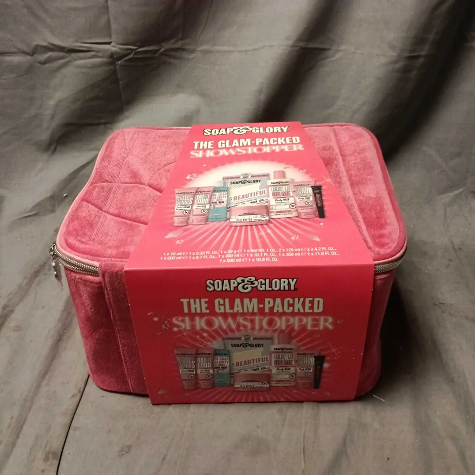 SOAP AND GLORY THE GLAM PACKED SHOWSTOPPER GIFT SET, IN PINK CASE