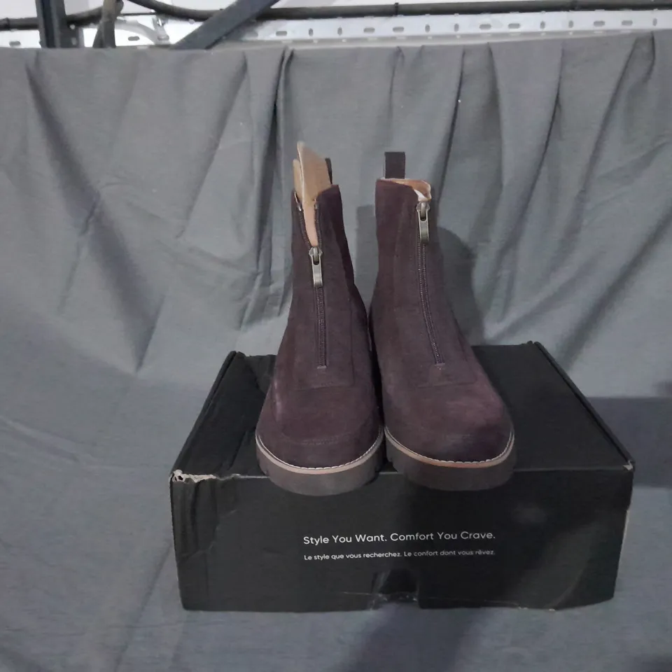 BOXED PAIR OF VIONIC CHARM ESTILLO BOOTS IN CHOCOLATE SIZE 8 
