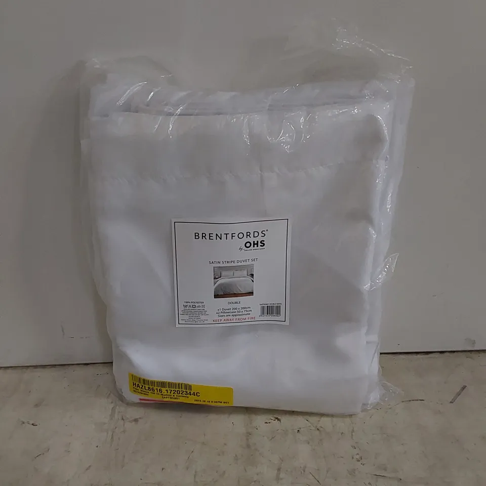 BAGGED PLAIN WEAVE 150 TC MODERN AND CONTEMPORARY SATIN STRIPE DUVET SET // SIZE: DOUBLE