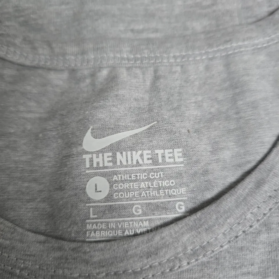 NIKE THE NIKE TEE ATHLETIC CUT T-SHIRT – SIZE L, GREY
