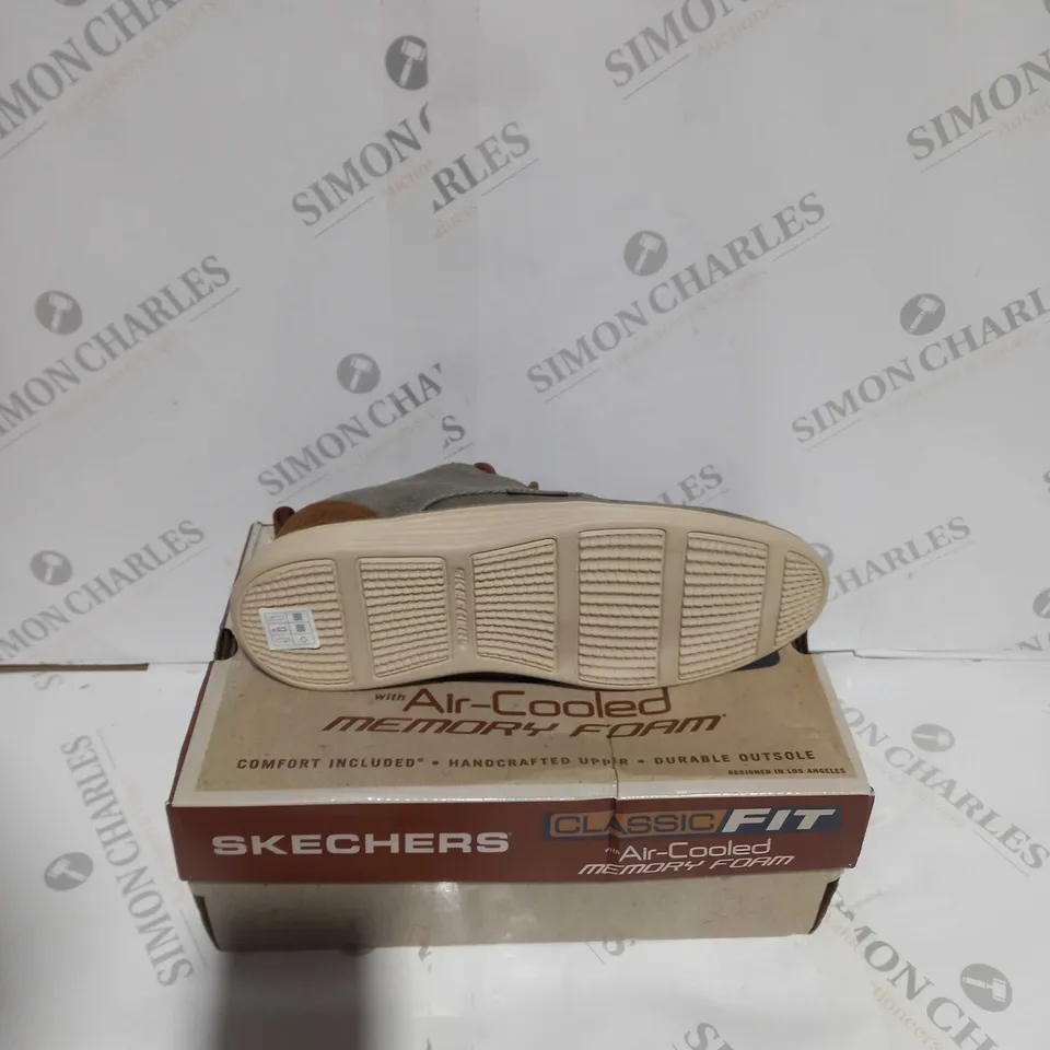 BOXED PAIR OF SKETCHERS CLASSIC FIT STATUS 2.0 PEXTON SIZE 8.5