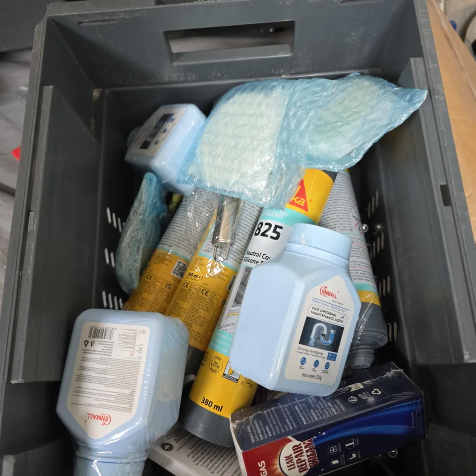 BOX OF APPROXIMATELY 15 ASSORTED ITEMS TO INCLUDE: SALT BOX AND SILICONE SEALANT 