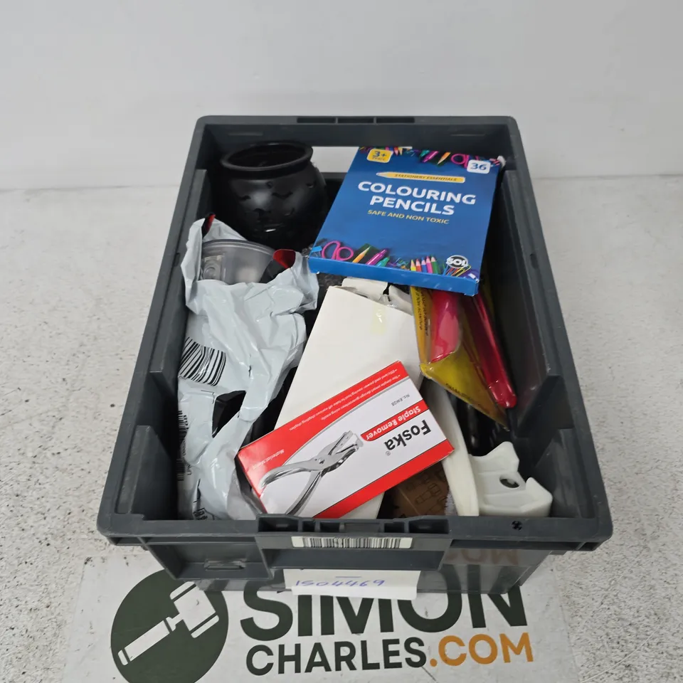 BOX CONTAINING APPROXIMATELY 15 ASSORTED ITEMS INCLUDING TABLET CASE, PUNCH PLIER, SOLAR PANEL ETC.