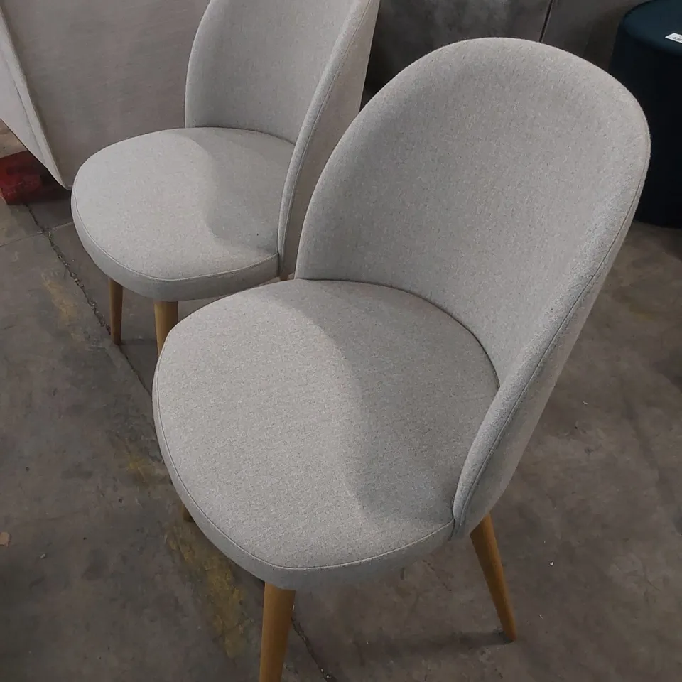 DESIGNER SET OF 2 MINIMALIST FABRIC UPHOLSTERED DINING CHAIRS WITH OAK LEGS