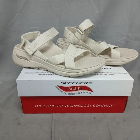 BOXED PAIR OF SKECHERS ARCHFIT SANDALS IN LIGHT BEIGE SIZE UK 7