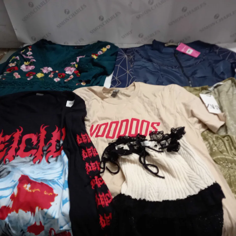 LARGE QUANTITY OF CLOTHING ITEMS TO INCLUDE DRESSES, SWEATERS, JEANS, T-SHIRTS, ETC