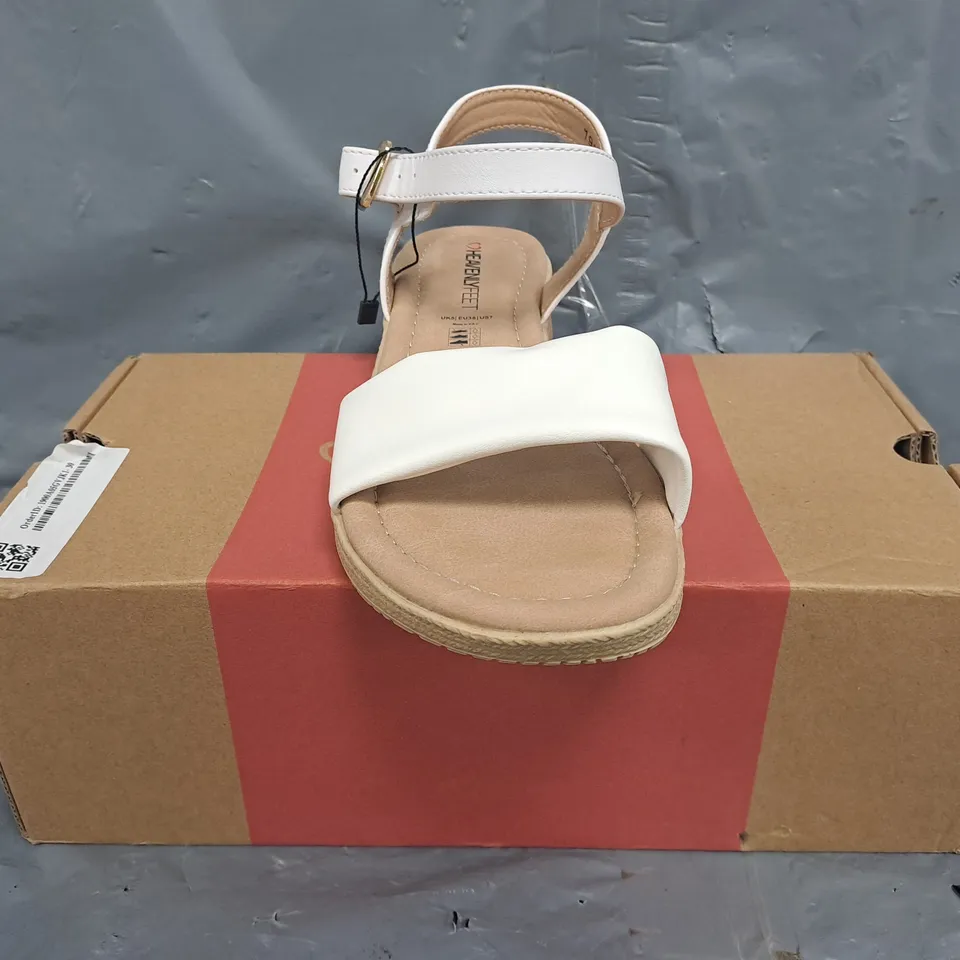BOXED PAIR OF HEAVENLY FEET OPEN TOE SANDALS IN WHITE SIZE UK 5