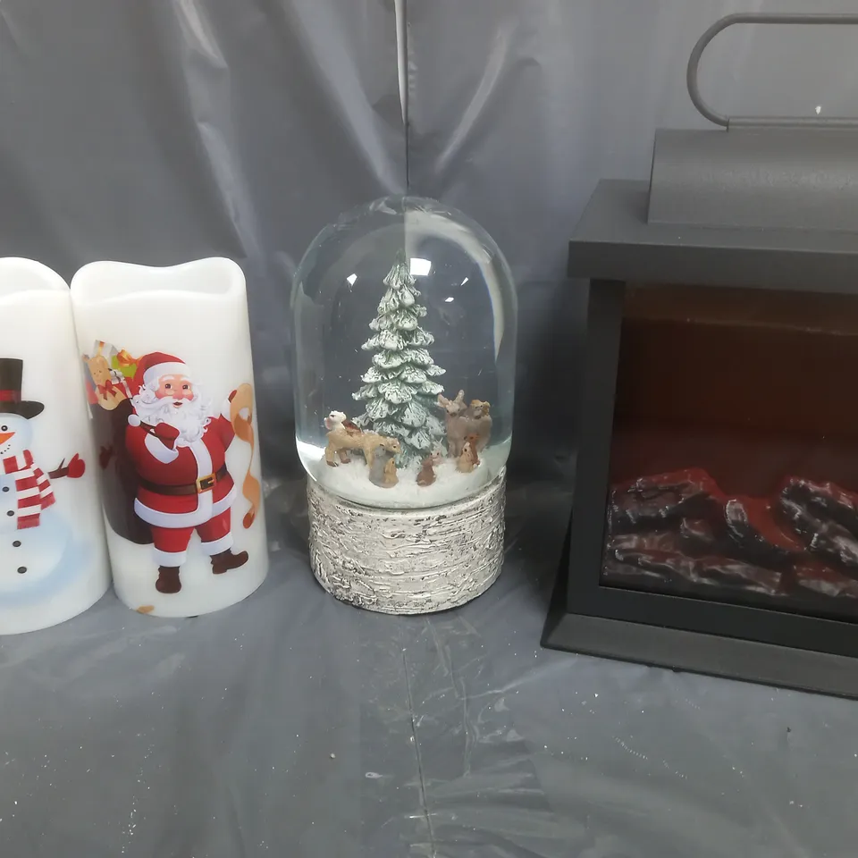 APPROX 10 ASSORTED HOUSEHOLD ITEMS TO INCLUDE FESTIVE PROJECTOR CANDLES, FESTIVE SNOWGLOBE, FIREPLACE DECORATION, ETC 