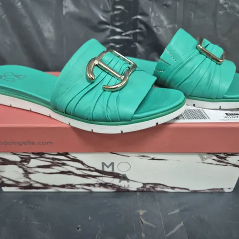 BOXED PAIR OF MODA IN PELLE ORGANTIA SLIDE SANDAL IN TURQUOISE SIZE 7