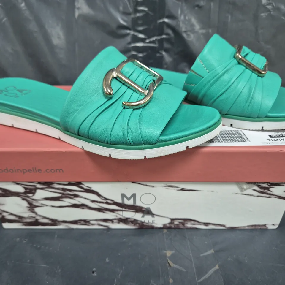 BOXED PAIR OF MODA IN PELLE ORGANTIA SLIDE SANDAL IN TURQUOISE SIZE 7