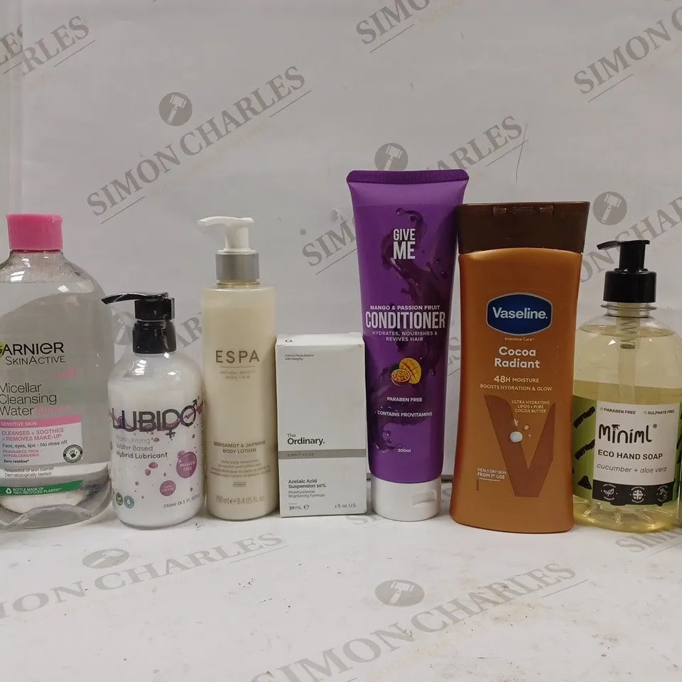 BOX OF APPROX 10 ASSORTED BEAUTY PRODUCTS TO INCLUDE GARNIER MICELLAR WATER, ESPA BODY LOTION, BULLDOG DEODORANT, ETC