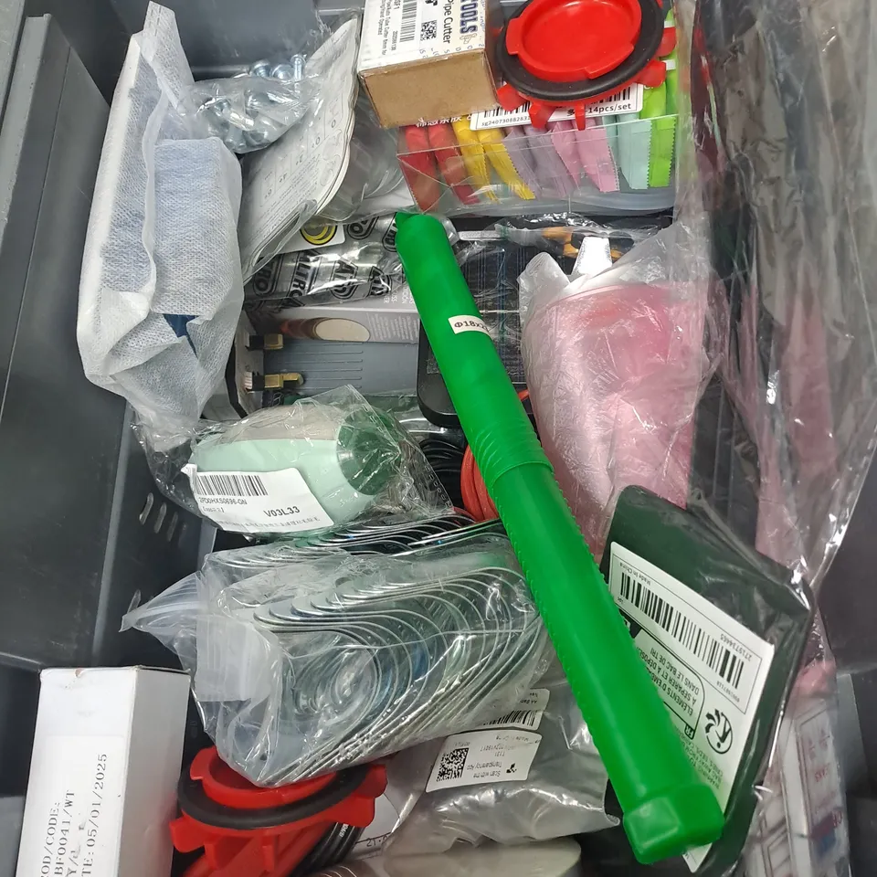 APPROXIMATELY 15 HOUSEHOLD ITEMS TO INCLUDE AIR UP PODS, ZEBRA PENS AND COLOURED PLANT LABELS