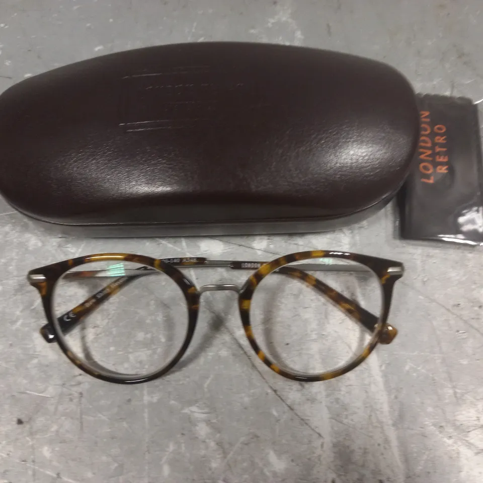 LONDON RETRO BROWN PATTERENED GLASSES IN CASE