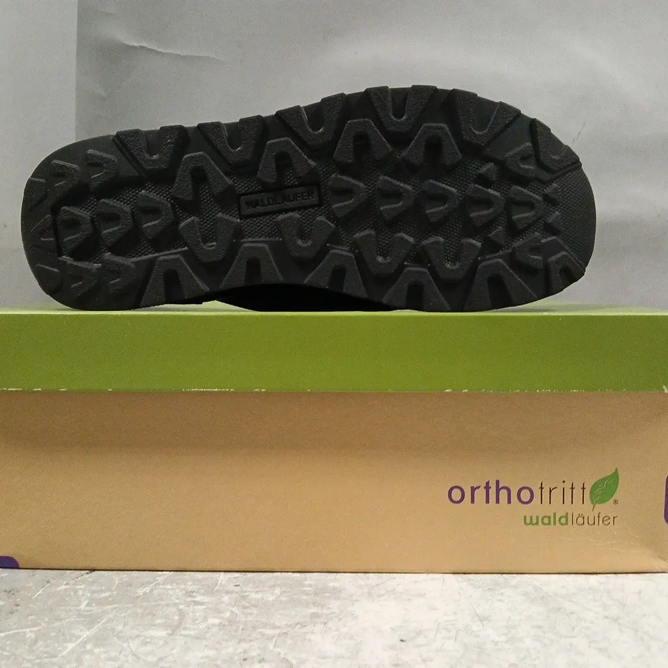 BOXED PAIR OF WALD LAUFER SHOES IN BLACK SIZE 4.5