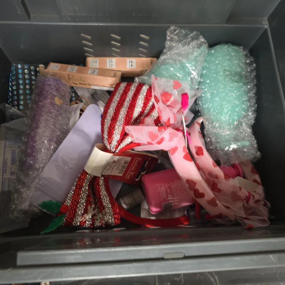 LOT OF APPROXIMATELY 25 ASSORTED HEALTH AND BEAUTY ITEMS TO INCLUDE GIVE ME CONDITIONERS, AERO PRESS FILTERS AND MINI SHAVER