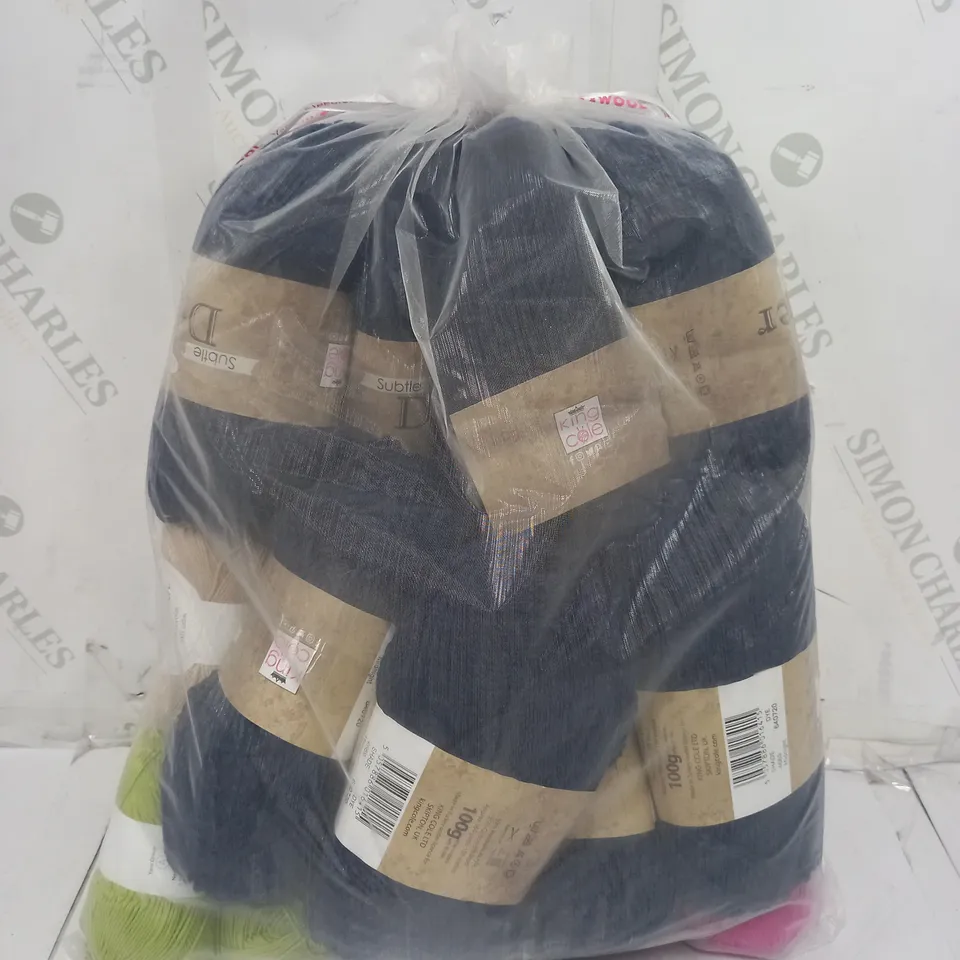 BAG OF ASSORTED YARN IN VARIOUS COLOURS AND WEIGHTS TO INCLUDE KING COLE DRIFTER SUBTLE CHUNKY AND SAFRON DROPS COTTON
