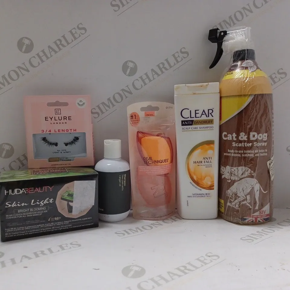 BOX OF APPROX 20 ASSORTED HEALTH AND BEAUTY ITEMS TO INCLUDE - CLEAR ANTI DANDRUFF SCALP CARE SHAMPOO - EYLURE 3/4 LENGTH EYELASHES - HUDA BEAUTY SLIM LIGHT ALOE VERA AIR CUSHION ECT