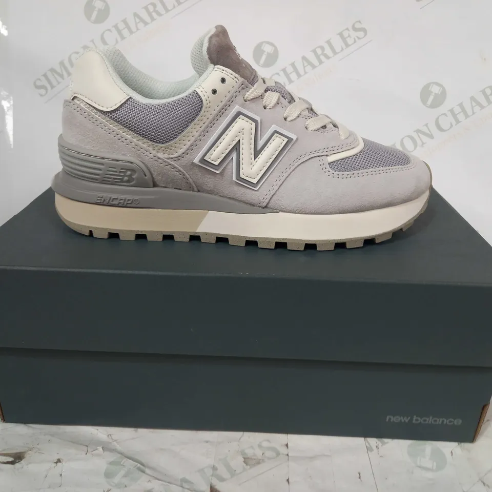 BOXED PAIR OF NEW BALANCE SHOES IN GREY UK SIZE 5