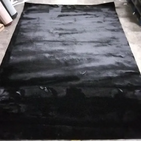 THRAPST SHAGGY BLACK RUG APPROXIMATELY 280X200CM