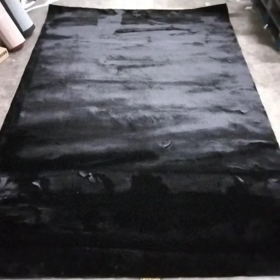 THRAPST SHAGGY BLACK RUG APPROXIMATELY 280X200CM 