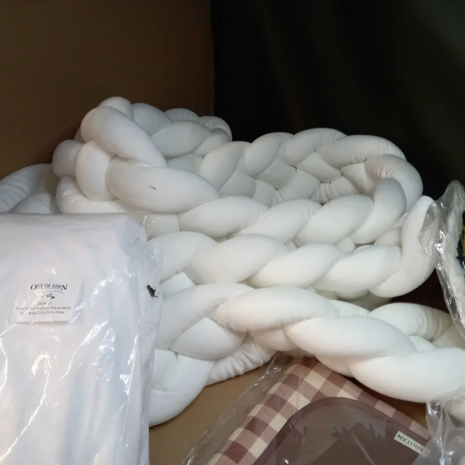 LARGE BOX OF APPROXIMATELY 12 ASSORTED HOUSEHOLD ITEMS TO INCLUDE: MATTRESS PROTECTOR, BATH MAT, PICNIC BLANKET