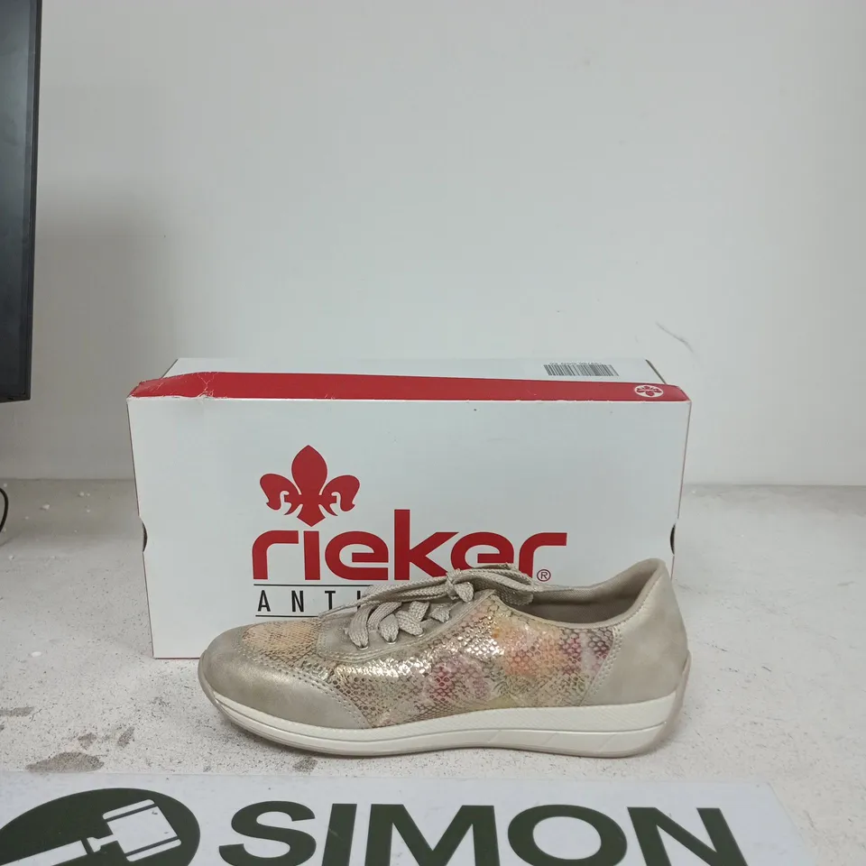 RIEKER WOMEN’S SNEAKER – BEIGE/SILVER METALLIC EU 39