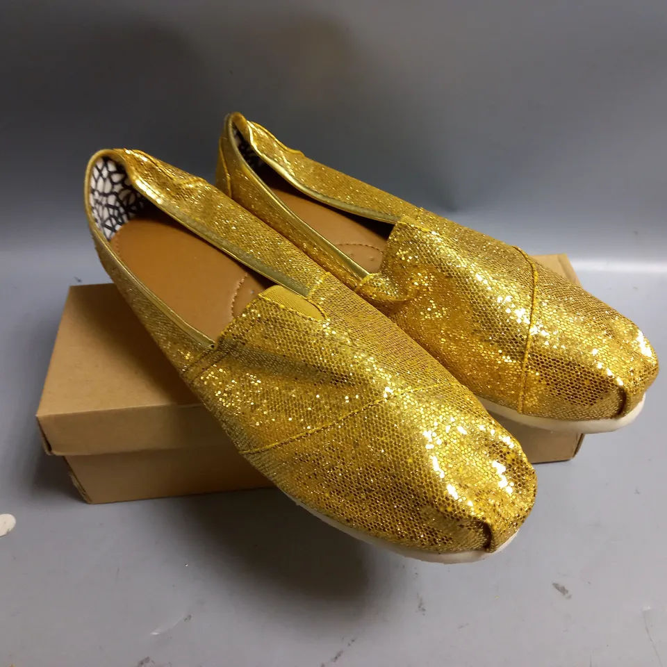 BOXED UNBRANDED LADIES GOLD PUMPS. SIZE 7