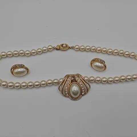 PEARL EFFECT AND GOLD TONE NECKLACE AND EARRINGS SET