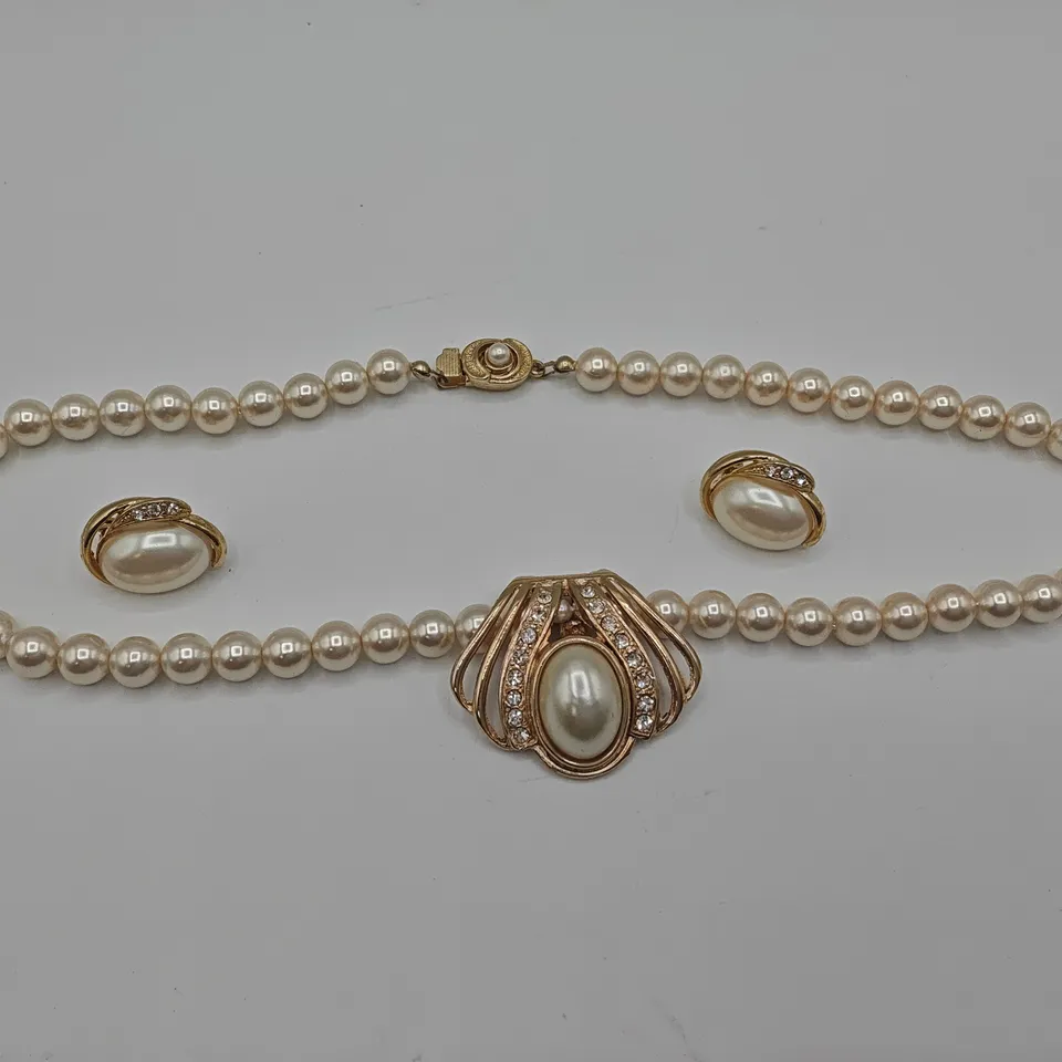 PEARL EFFECT AND GOLD TONE NECKLACE AND EARRINGS SET