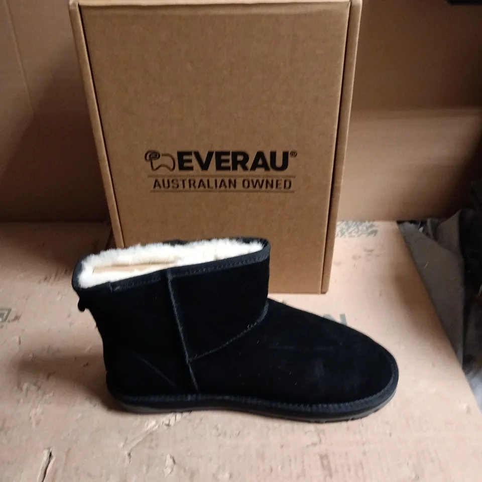 EVERAU BLACK SHEARLING-LINED ANKLE BOOTS – UK SIZE 11