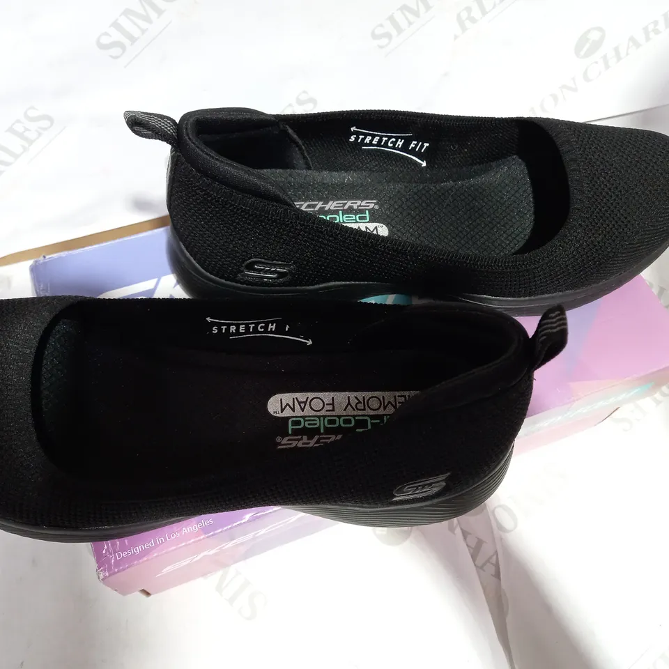 BOXED PAIR OF SKECHERS BLACK PUMP  - SIZE 6