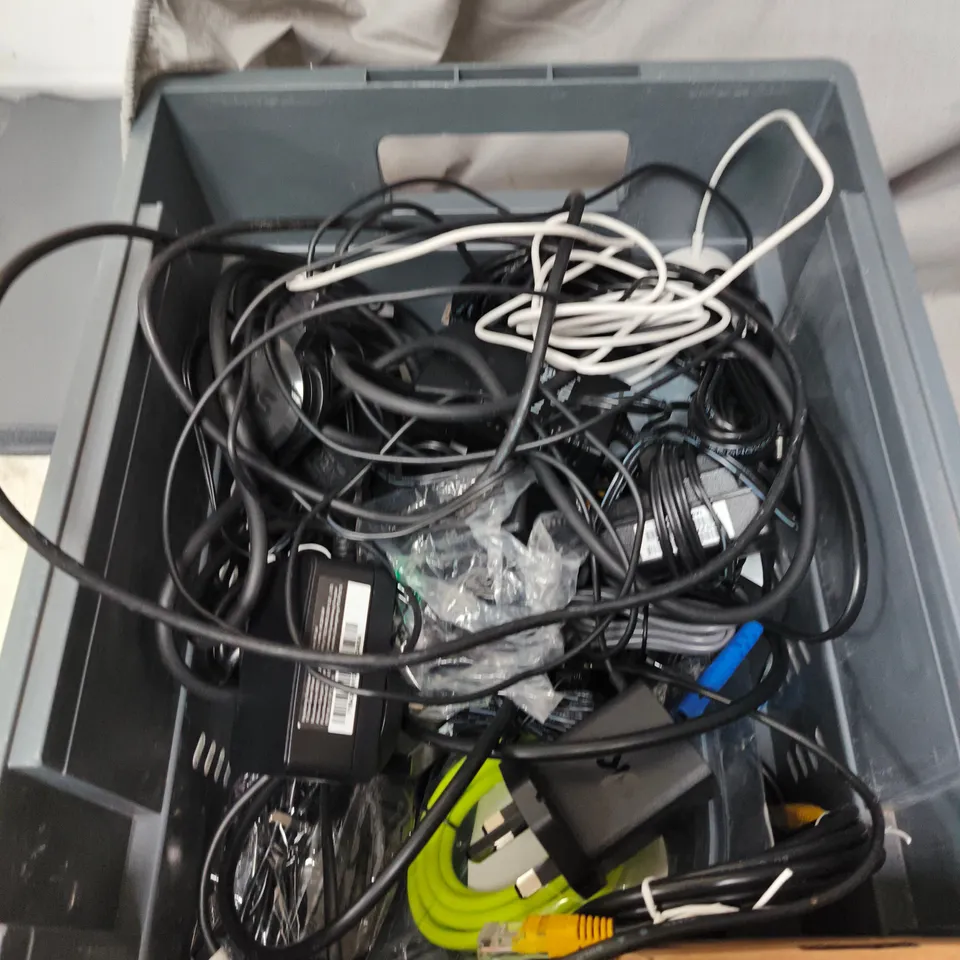 APPROXIMATELY 15 ASSORTED ELECTRICAL PRODUCTS TO INCLUDE PLUGS, TELEPHONE CABLES AND HDMI CABLE