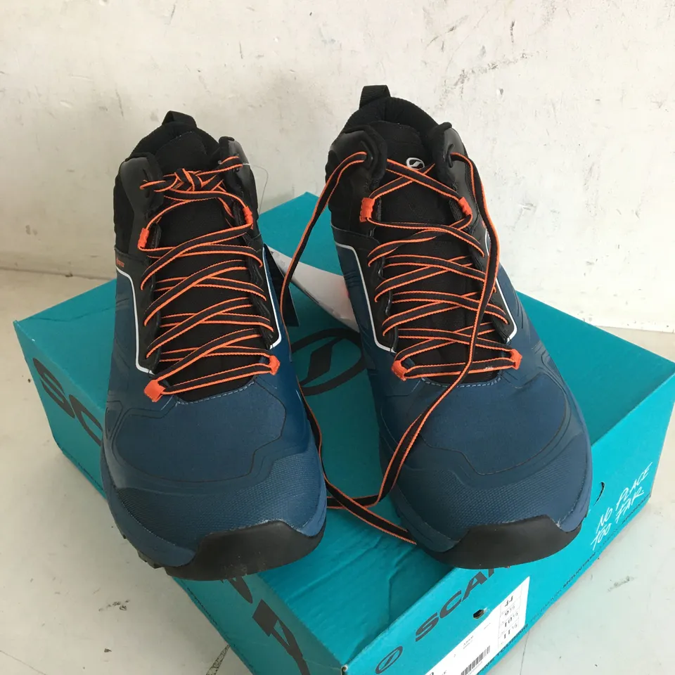 BOXED PAIR OF SIZE 9.5 SCARPA RAPID MID GTX COSMIC BLUE/ORANGE TRAINERS 