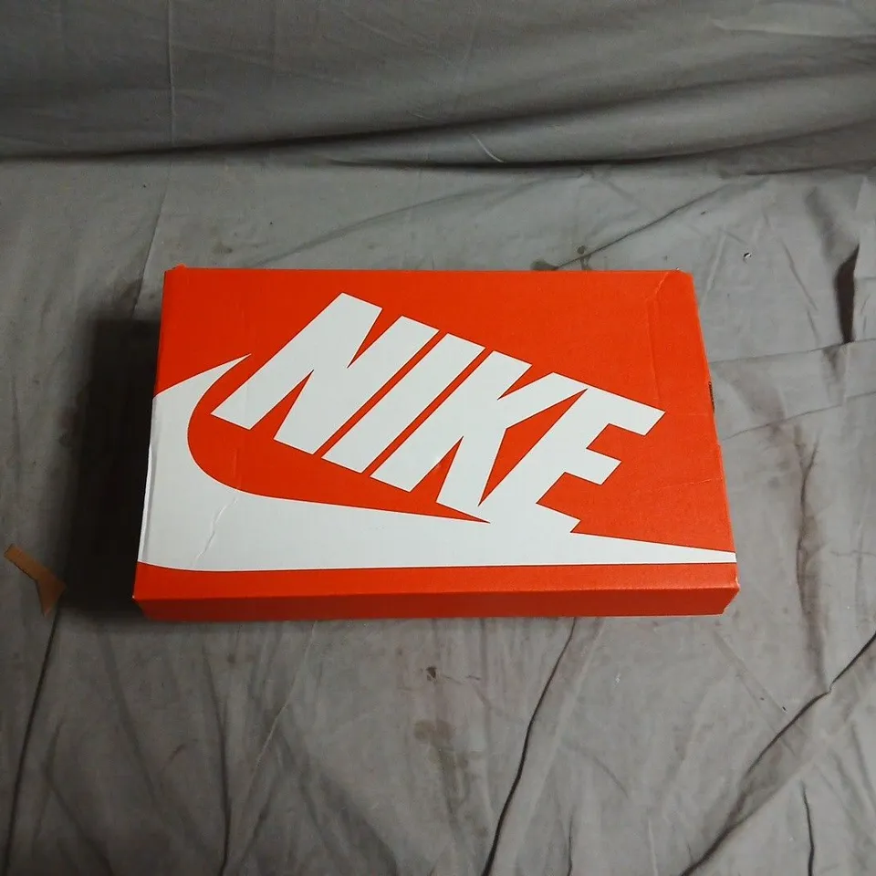 NIKE WHITE SNEAKERS WITH BLACK SWOOSH – BOXED