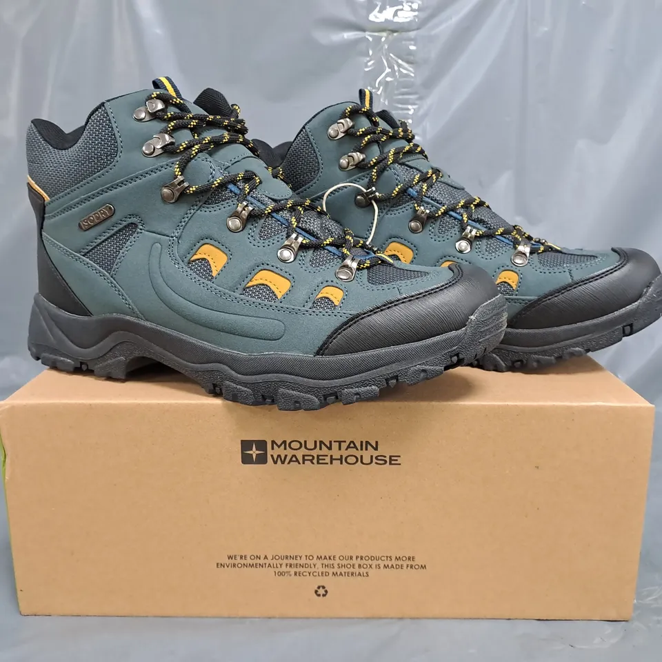 BOXED PAIR OF MOUNTAIN WAREHOUSE ADVENTURER WATERPROOF HIKING BOOTS IN BLUE/TAN SIZE UK 10