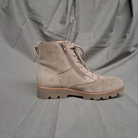 PAIR OF VIONIC LARSON LACE UP BOOTS IN STONE SIZE 5