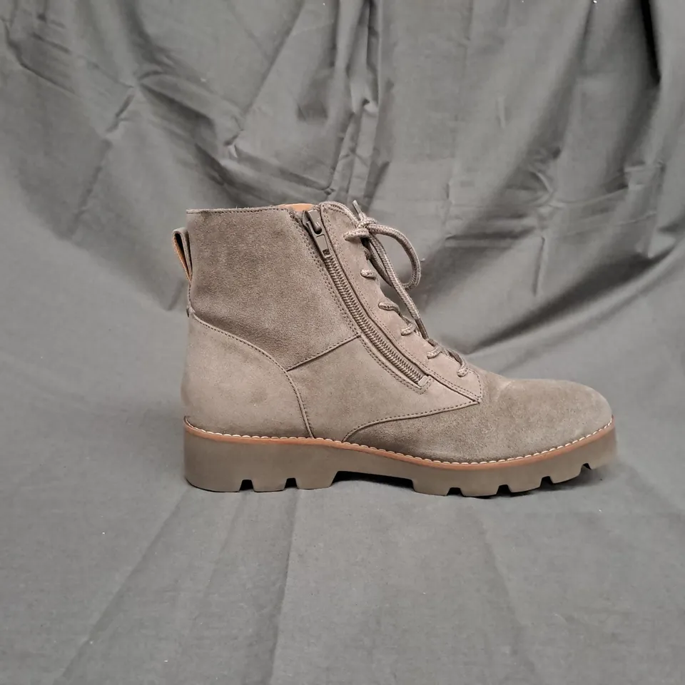 PAIR OF VIONIC LARSON LACE UP BOOTS IN STONE SIZE 5