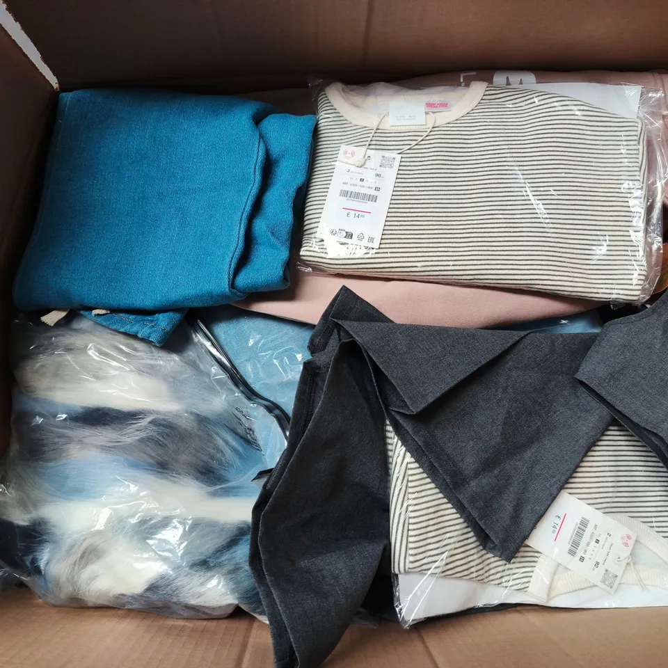 APPROXIMATELY 30 ASSORTED KIDS CLOTHING ITEMS IN VARIOUS STYLES, SIZES & COLOURS 