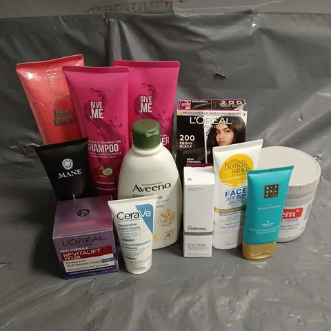 APPROXIMATELY 20 ASSORTED HEALTH & BEAUTY PRODUCTS TO INCLUDE GIVE ME SHAMPOO & CONDITIONER, BONDI SANDS SPF 50 LOTION, SUDOCREM , ETC