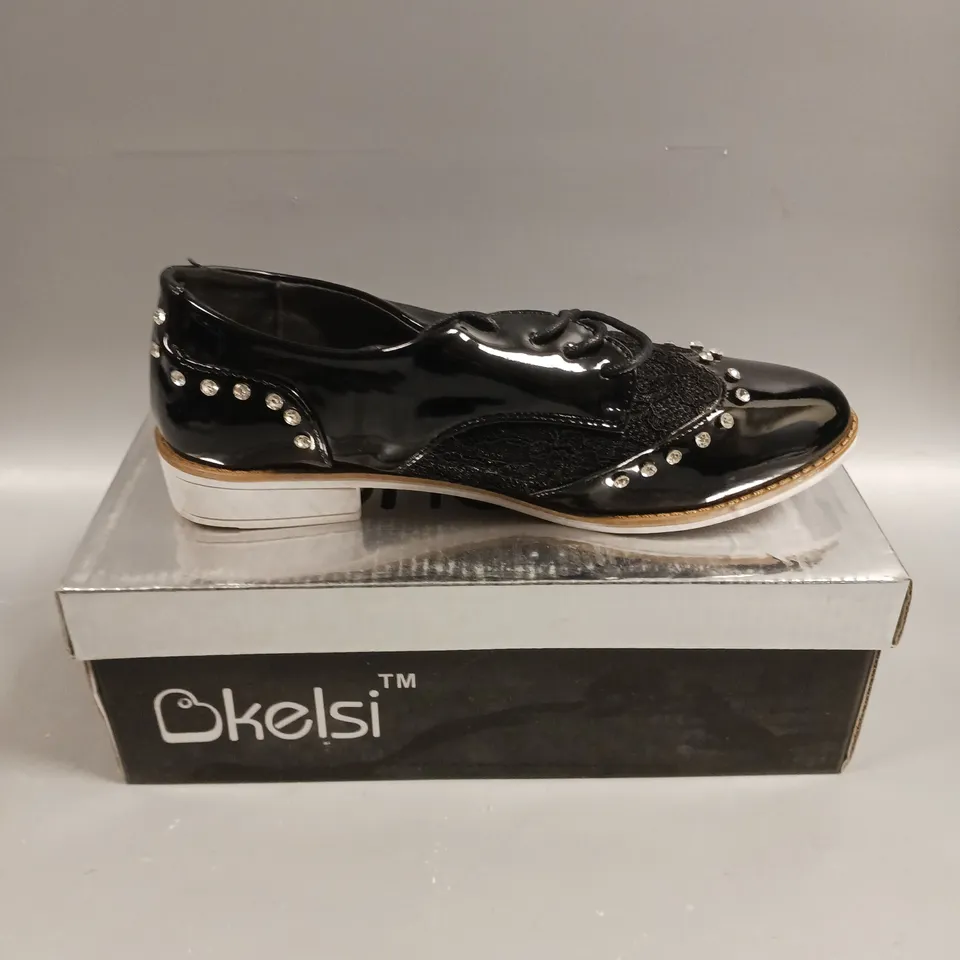 BOXED PAIR OF KELSI LACED SEQUINED SHOES IN BLACK - 4